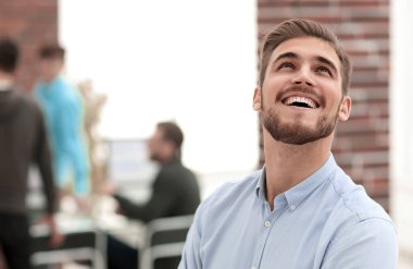 Ofiste gülümseyen neşeli adam..