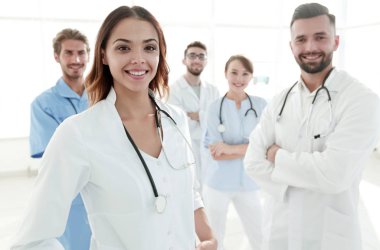 Çekici kadın doktor ile sağlık stetoskop tıbbi grup önünde
