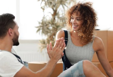 Birbirimizi beş yeni bir ev ile veren genç Çift