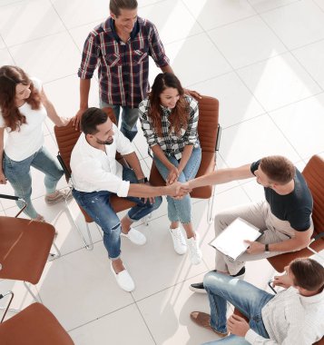 Yukarıdan bak. İş arkadaşlarıyla tokalaşma.