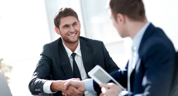 Close-up.side view.the handshake parceiros de negócios em sua mesa . — Fotografia de Stock