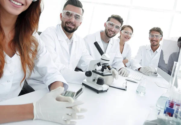 Grupo de jóvenes clínicos experimentación en laboratorio de investigación — Foto de Stock