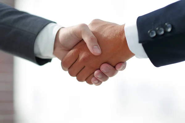 Stretta di mano ravvicinata dei partner commerciali — Foto Stock