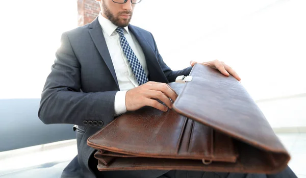 Hommes d'affaires main avec suitecase dans un bureau moderne — Photo