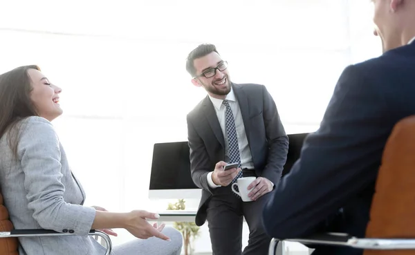 Dipendenti che utilizzano i gadget, una pausa di lavoro — Foto Stock