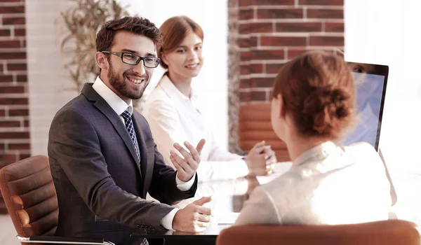 Equipo de negocios discutiendo nuevas ideas en su escritorio . — Foto de Stock