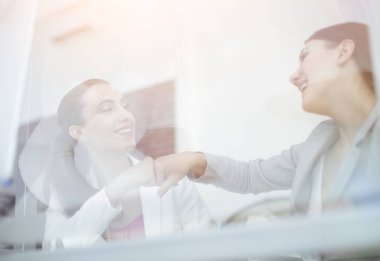 glass.colleagues onların başarısı kutlamak
