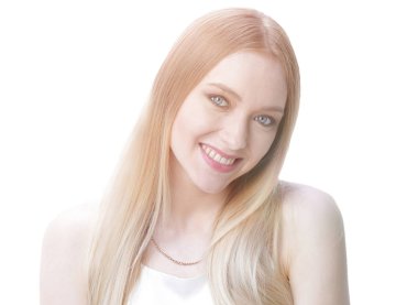 günlük makyaj ile modern başarılı genç kadın portresi.