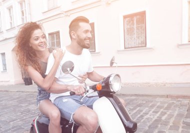 Mutlu çift retro motosiklet sürme tam uzunlukta yan görünüm