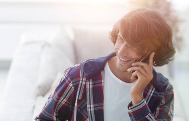 güzel bir fincan adamla bir dizüstü bilgisayar önünde oturur.