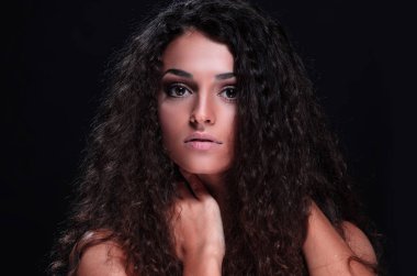 Kadın modeli uzun parlak dalgalı saç modeli ile.