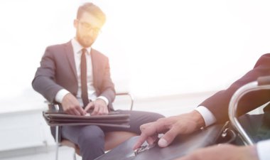 Klasik elbiseli adam kahverengi çanta yakın tutar