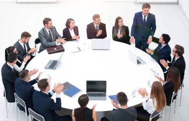 iş adamları hoparlör bir iş toplantısında alkış.