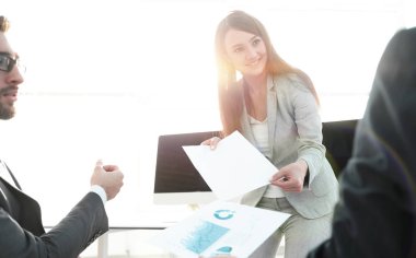 Yatırımcı yeni bir mali proje çalışmaları.