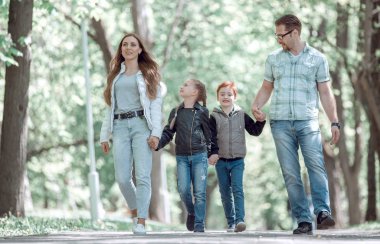 parkta bir yürüyüş üzerinde modern aile