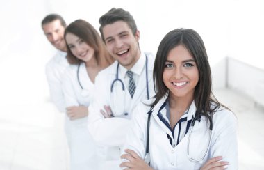 mutlu başarılı arkadaşları grup ile kadın doktor