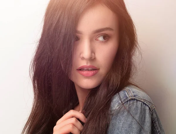 Retrato de una hermosa joven con cabello negro — Foto de Stock