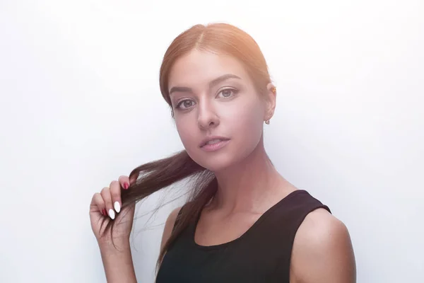 Mladá Žena Dotýká Vlasy Rukama Fotografie Kopií Prostor — Stock fotografie