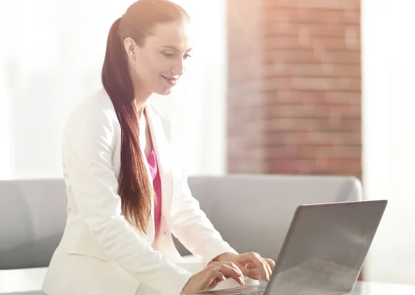 Mitarbeiter des Unternehmens druckt den Text auf Laptop — Stockfoto