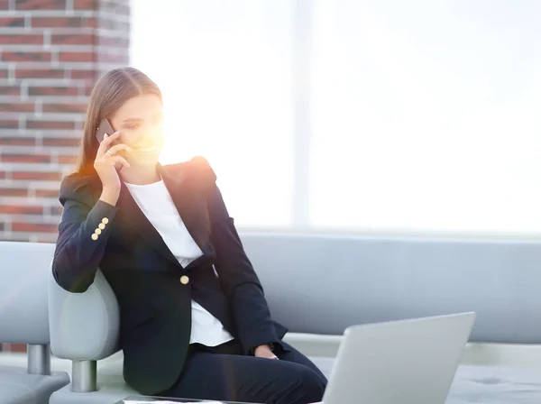 Vrouwelijke Manager praten op mobiele telefoon — Stockfoto