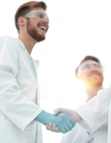 Bijgesneden schot van medische werknemers handen schudden — Stockfoto