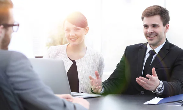 Werknemers communiceren met de klant in het kantoor — Stockfoto