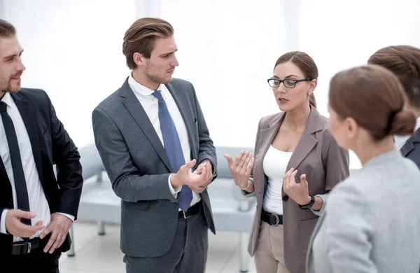 HR Manager parla con i dipendenti dell'azienda — Foto Stock