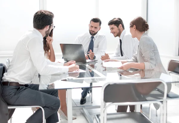 Tim bisnis sedang mendiskusikan masalah bisnis. — Stok Foto