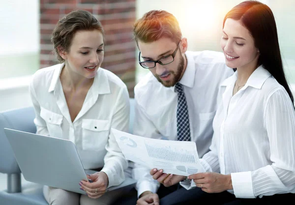 Equipo de negocios que trabaja con los gráficos financieros en la oficina — Foto de Stock