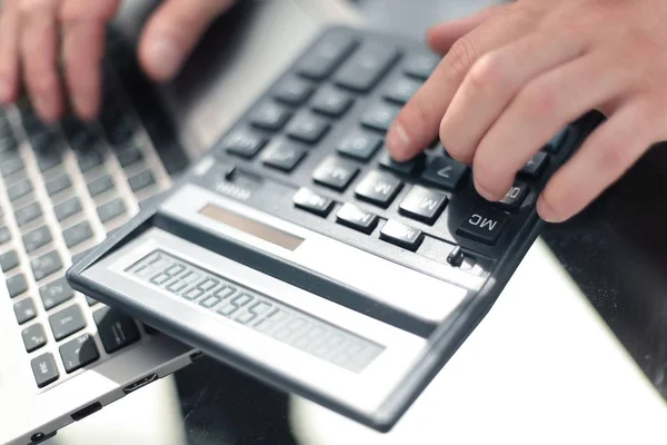 Close-up Of A Businesspersons Hand Using Calculator — Stock Photo, Image