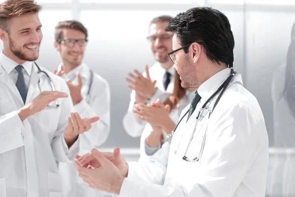 Grupo de médicos aplaudindo uns aos outros — Fotografia de Stock