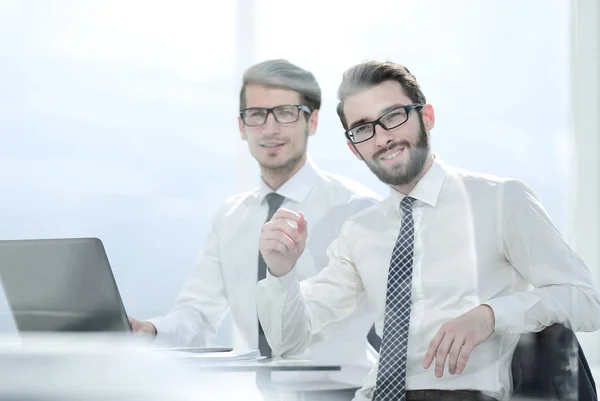 Dos personas de negocios sentados en la oficina Escritorio —  Fotos de Stock