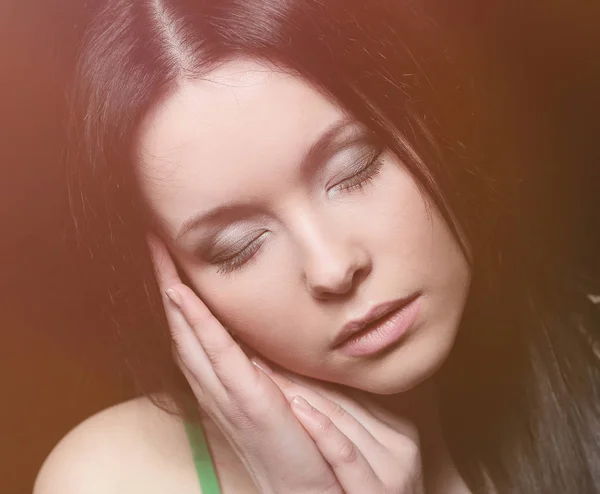 Concepto de cuidado de la piel. Mujer feliz con la piel brillante limpia —  Fotos de Stock