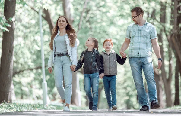 Современная семья на прогулке в парке — стоковое фото