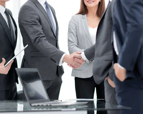 Business-team och handslag av affärspartners — Stockfoto