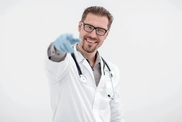 Especialista médico con un estetoscopio está apuntando a usted — Foto de Stock