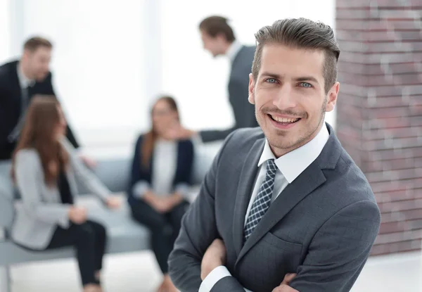 Joven en traje de negocios sonriendo — Foto de Stock