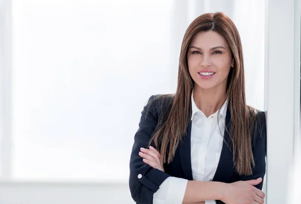 Close-up portret van jonge vrouw in business suit — Stockfoto