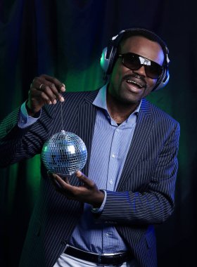 Afrika kökenli Amerikalı adam disko topu üzerinde siyah arka plan