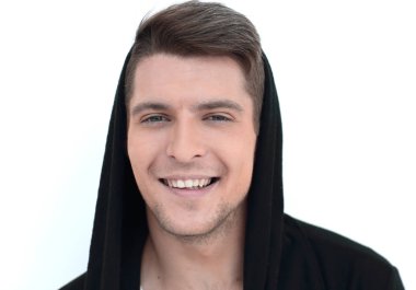 Kapüşonlu ciddi bir adam.