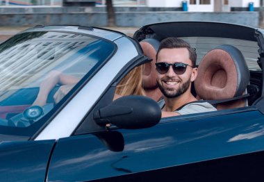 Lüks bir araba yakışıklı adam