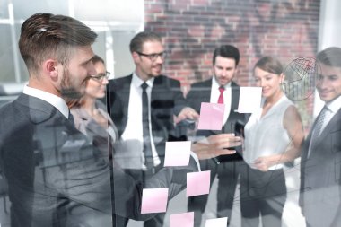 Cam Yönetim Kurulu ile ilgili notlar üzerinde gösterilen iş takım