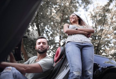 Genç çift araba ile seyahat bir son yapar