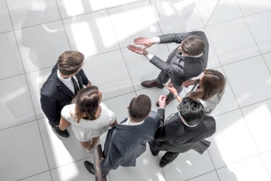 Üst Manzara. Bir grup iş adamı sorunları tartışıyor.