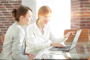 Kadın Yönetici dizüstü bilgisayardan müşteri bilgilerini gösterir..