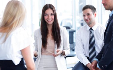 İş takım office işyerinde iş sorunları tartışıyor