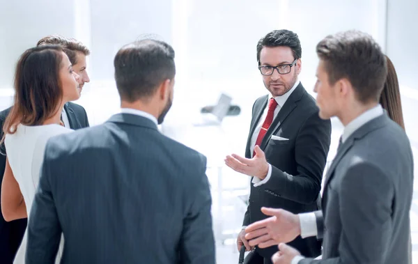 Close up.un grupo de empresarios en una presentación de negocios . — Foto de Stock