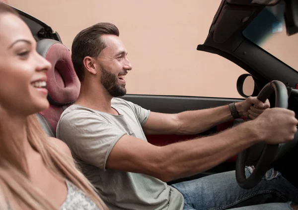 Casal apaixonado em um carro conversível — Fotografia de Stock