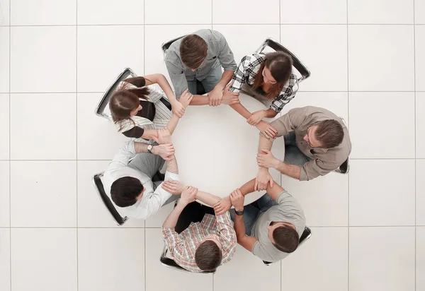 Vista superior.El equipo de negocios se toma de la mano, formando un círculo — Foto de Stock