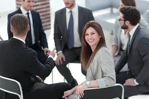 Grupo de empleados discutiendo algo en una reunión de negocios . — Foto de Stock